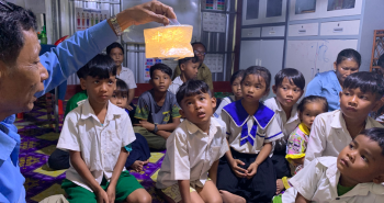 カンボジアの小学校にCARRY THE SUN®127個を寄贈しました