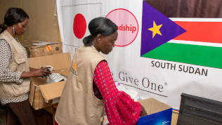 南スーダン国内の避難民キャンプに1,000個寄贈