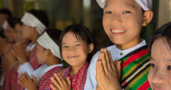 ミャンマーに325個のCARRY THE SUN®を寄贈