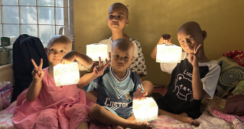 カンボジアで開院したアジア小児医療センターにCARRY THE SUN®を寄贈